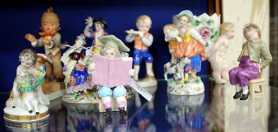 Lot 77 - A SMALL ROYAL WORCESTER PORCELAIN FIGURINE of a boy sitting in a chair