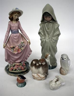 Lot 79 - A LLADRO PORCELAIN FIGURE of a girl holding flowers in the folds of her dress