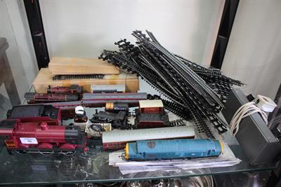 Lot 90 - A LIMA 'O' GAUGE 0-6-0 BURGUNDY COLOURED LOCOMOTIVE AND TENDER together with a quantity of various