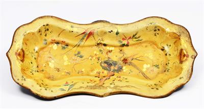 Lot 107 - A PONTYPOOL JAPANNED WARE SNUFFER TRAY with shaped edge and decorated with nesting birds within a
