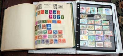 Lot 118 - A COLLECTION OF ANTIQUE AND LATER WORLD STAMPS to include Commonwealth stamps in two albums