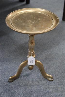 Lot 314 - A GEORGIAN HEAVY BELL METAL KETTLE STAND OR TRIVET with circular dish top
