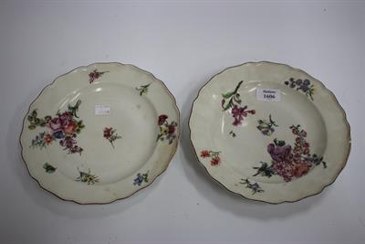Lot 366 - A PAIR OF 18TH CENTURY CHELSEA PORCELAIN PLATES