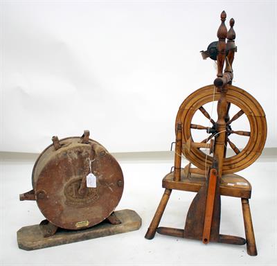 Lot 409 - A 19TH CENTURY SPINNING WHEEL