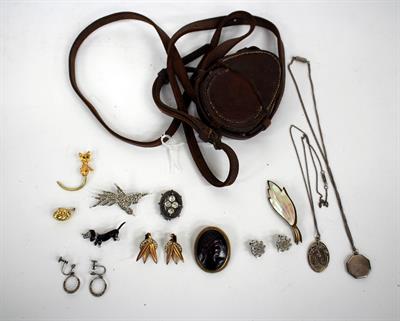 Lot 414 - A WORLD WAR I S. MORDEN & CO. VERNERS PATENT BRASS COMPASS together with a small quantity of costume