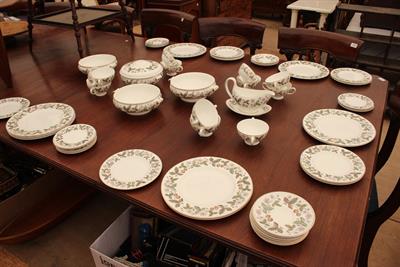 Lot 421 - A QUANTITY OF WEDGEWOOD STRAWBERRY HILL PORCELAIN PART DINNER SERVICE to include dinner plates