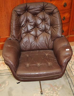 Lot 439 - A BROWN LEATHERETTE BUTTON UPHOLSTERED OFFICE CHAIR with chrome plated base
