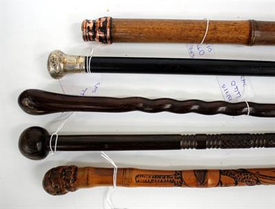 Lot 440 - AN EARLY 20TH CENTURY WEIGHTED BAMBOO CANE 87cm in length