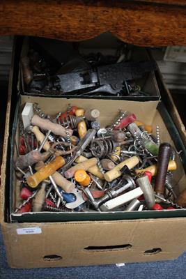 Lot 488 - A LARGE COLLECTION OF MID TO LATE 20TH CENTURY CORKSCREWS