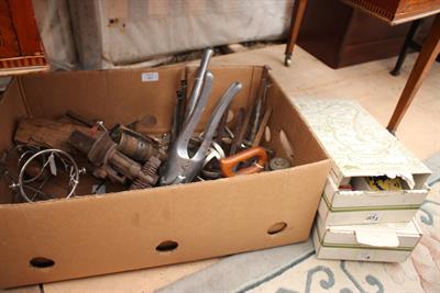Lot 491 - A MISCELLANEOUS GROUP OF ITEMS to include chrome plated bathroom fittings