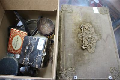 Lot 492 - A GROUP OF MISCELLANEOUS ITEMS to include a hardstone box