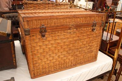 Lot 505 - A LARGE EARLY 20TH CENTURY WICKER TRUNK