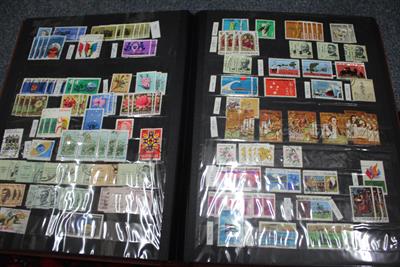 Lot 603 - A COLLECTION OF EARLY 20TH CENTURY AND LATER AUSTRALIAN STAMPS in several albums