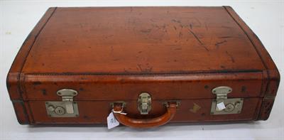 Lot 625 - AN EARLY MID 20TH CENTURY LEATHER TRAVELLING CASE