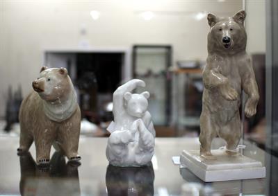 Lot 631 - THREE CONTINENTAL PORCELAIN BEAR FIGURINES including a standing bear no.V125 (AF)