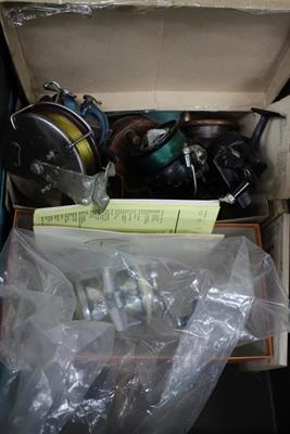 Lot 670 - A QUANTITY OF FISHING REELS to include a French made fishing reel 'Alvey'