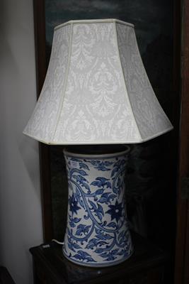 Lot 672 - A LARGE BLUE AND WHITE TABLE LAMP of cylindrical waisted form decorated all over with trailing