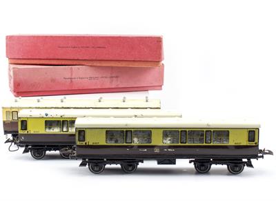 Lot 12 - A GROUP OF THREE HORNBY SERIES GWR 'O' GAUGE CORRIDOR COACHES
