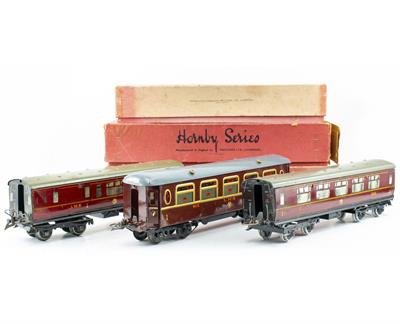Lot 15 - TWO HORNBY 'O' GAUGE LMS CORRIDOR COACHES