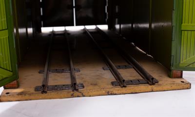 Lot 19 - A HORNBY TIN PLATE 'O' GAUGE LOCOMOTIVE SHED