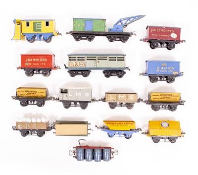 Lot 26 - A COLLECTION OF 15 PIECES OF HORNBY 'O' GAUGE ROLLING STOCK