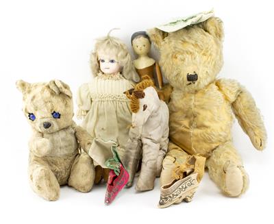 Lot 65 - A VINTAGE 20TH CENTURY MOHAIR TEDDY BEAR