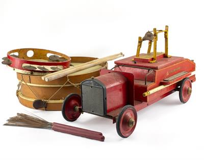 Lot 94 - AN EARLY TO MID 20TH CENTURY TRIANG TOY WOOD AND TIN FIRE ENGINE