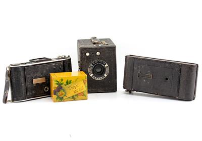 Lot 127 - A QUANTITY OF BINOCULARS