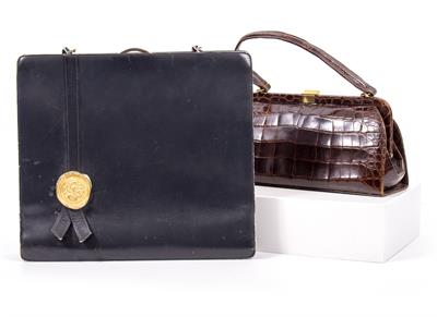 Lot 241 - A NAVY BLUE LEATHER HANDBAG