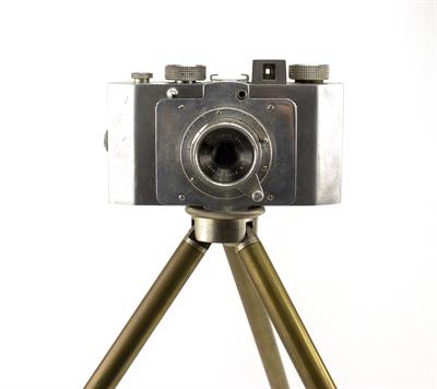 Lot 287 - A MID 20TH CENTURY DERLUX ALUMINIUM CASED CAMERA