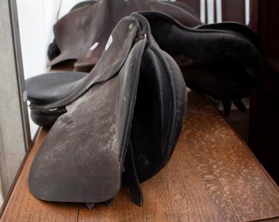 Lot 434 - A SELECTION OF SANKEY AND OTHER LEATHER HORSES SADDLES