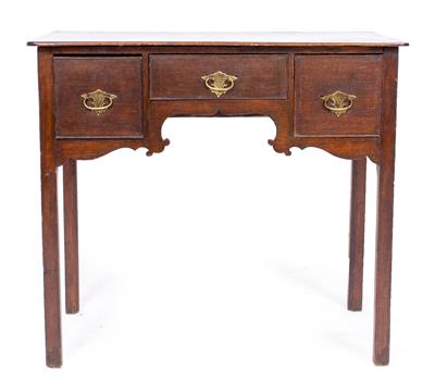 Lot 442 - A GEORGE III OAK KNEEHOLE SIDE TABLE