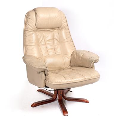 Lot 456 - A WHITE LEATHER UPHOLSTERED RECLINING ARMCHAIR