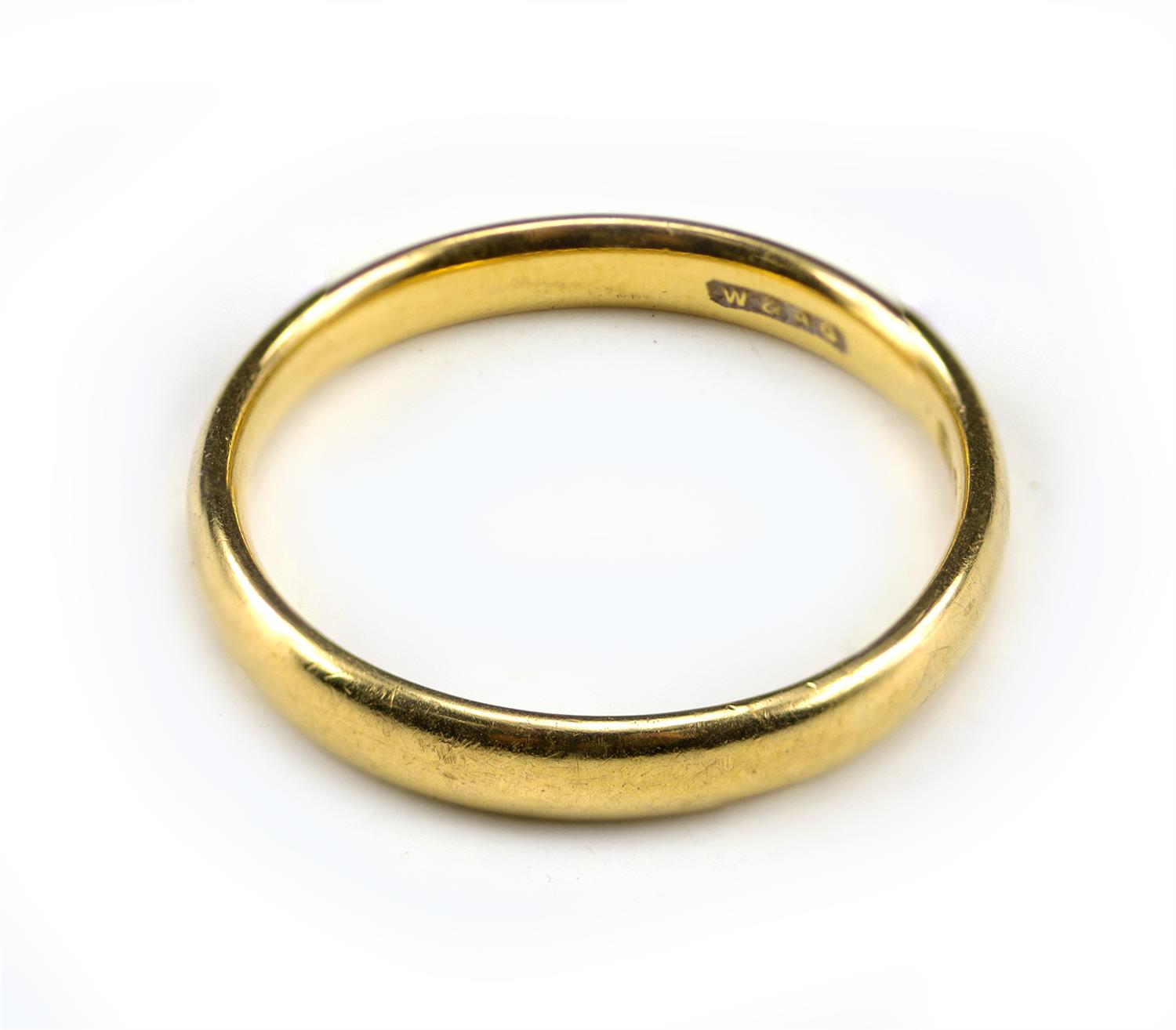 Lot 503 - A 9CT YELLOW GOLD BAND