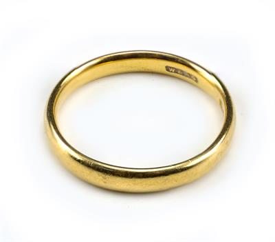 Lot 503 - A 9CT YELLOW GOLD BAND