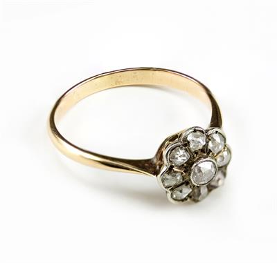 Lot 505 - AN 18CT YELLOW GOLD DIAMOND CLUSTER RING