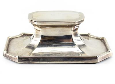 Lot 506A - A SILVER SHAPED CAPSTAN INKWELL