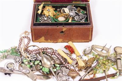 Lot 509 - A COLLECTION OF COSTUME JEWELLERY