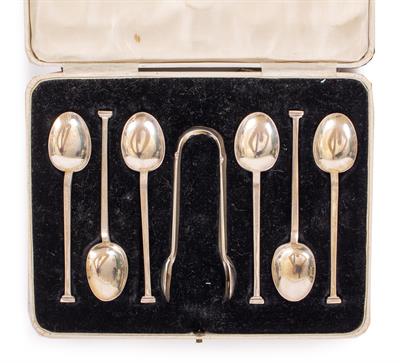 Lot 514 - A SET OF SIX SILVER TEASPOONS AND MATCHING SUGAR TONGS