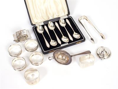 Lot 517 - A CASED SET OF SIX SILVER TEA SPOONS