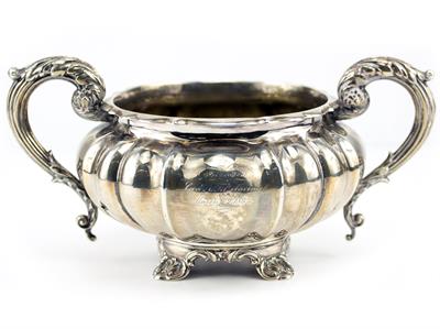 Lot 523 - A GEORGIAN SILVER TWIN HANDLED VESSEL