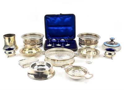 Lot 530 - A QUANTITY OF SILVER AND SILVER PLATED WARES