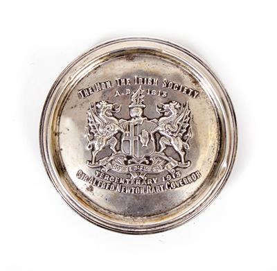 Lot 532 - A SILVER DESK WEIGHT