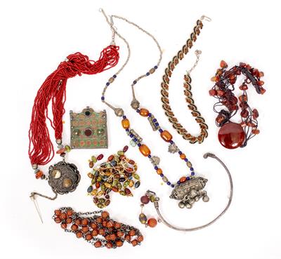 Lot 533 - A QUANTITY OF JEWELLERY