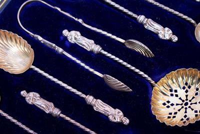 Lot 536 - A SET OF SIX SILVER APOSTLE SPOONS