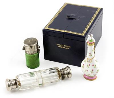 Lot 547 - A WHITE METAL MOUNTED DOUBLE ENDED SCENT BOTTLE