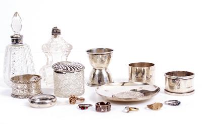 Lot 559 - A SELECTION OF SILVER NAPKIN RINGS