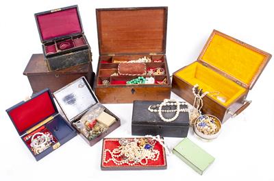 Lot 560 - A COLLECTION OF VINTAGE WOODEN WORK OR JEWELLERY BOXES