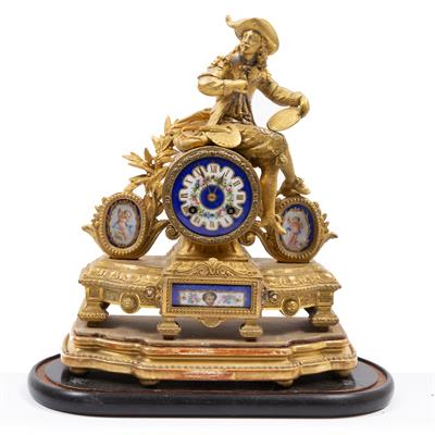 Lot 565 - A LATE 19TH / EARLY 20TH CENTURY GILT SPELTER MANTLE CLOCK