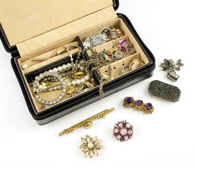 Lot 567 - A QUANTITY OF JEWELLERY